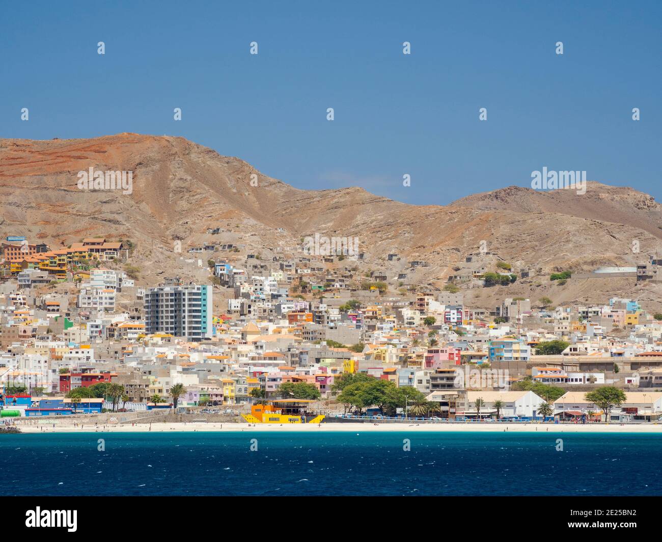 Blick auf die Stadt und den Praia da Laginha. Stadt Mindelo, ein Seehafen auf der Insel Sao Vicente, Kap Verde im äquatorialatlantik. Afrika, April Stockfoto