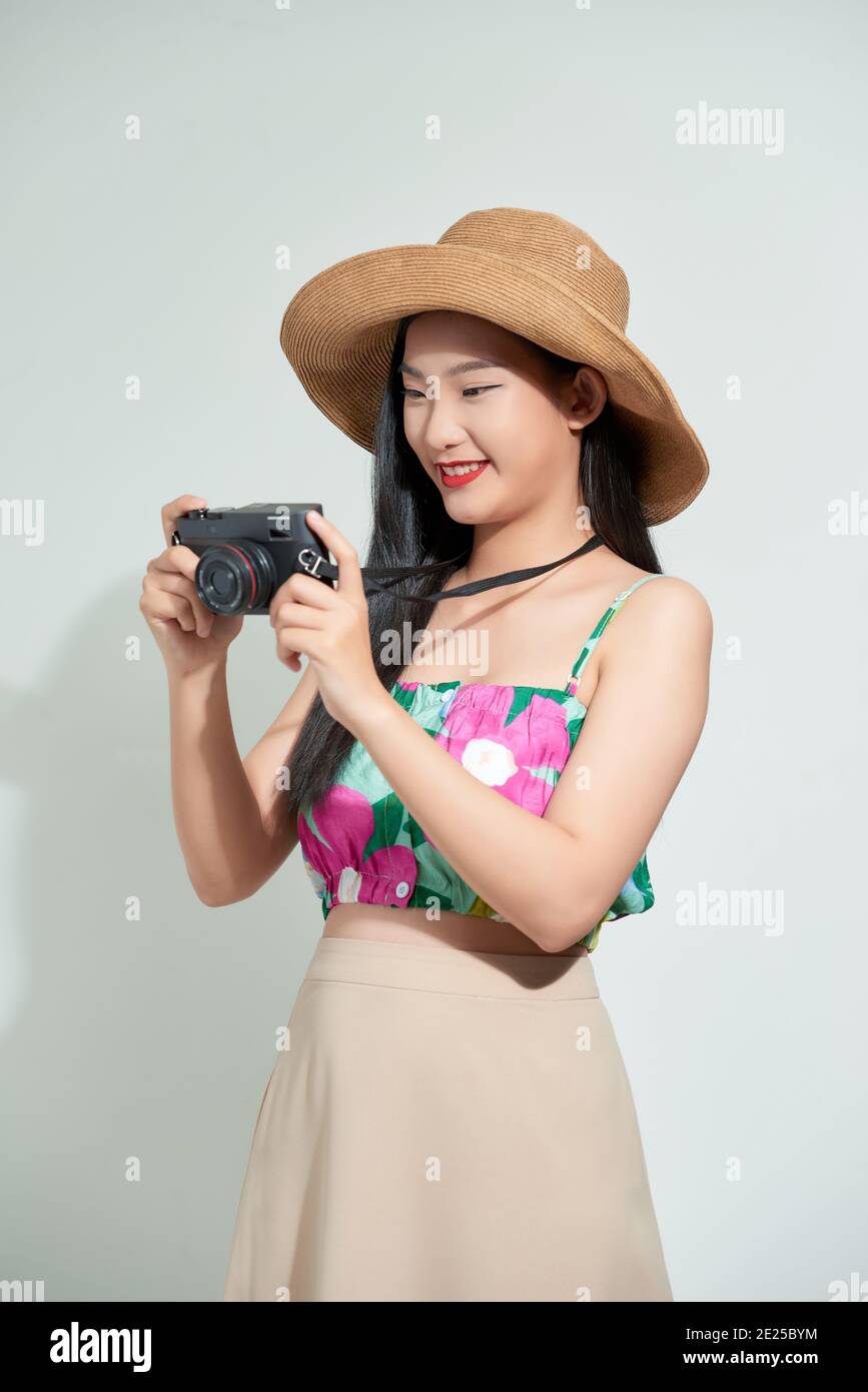 Attraktive junge Frau glücklich bereit, in den Urlaub zu gehen, isoliert auf weißem Hintergrund Stockfoto