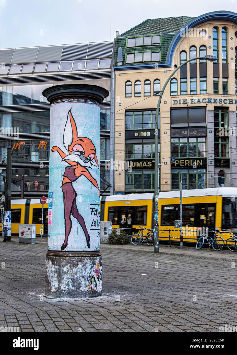 Blick auf die Straße - alte Litfass Werbungssäule, Hackescher Hofe Gebäude und Straßenbahn am Hackeschen Markt, Mitte, Berlin Stockfoto
