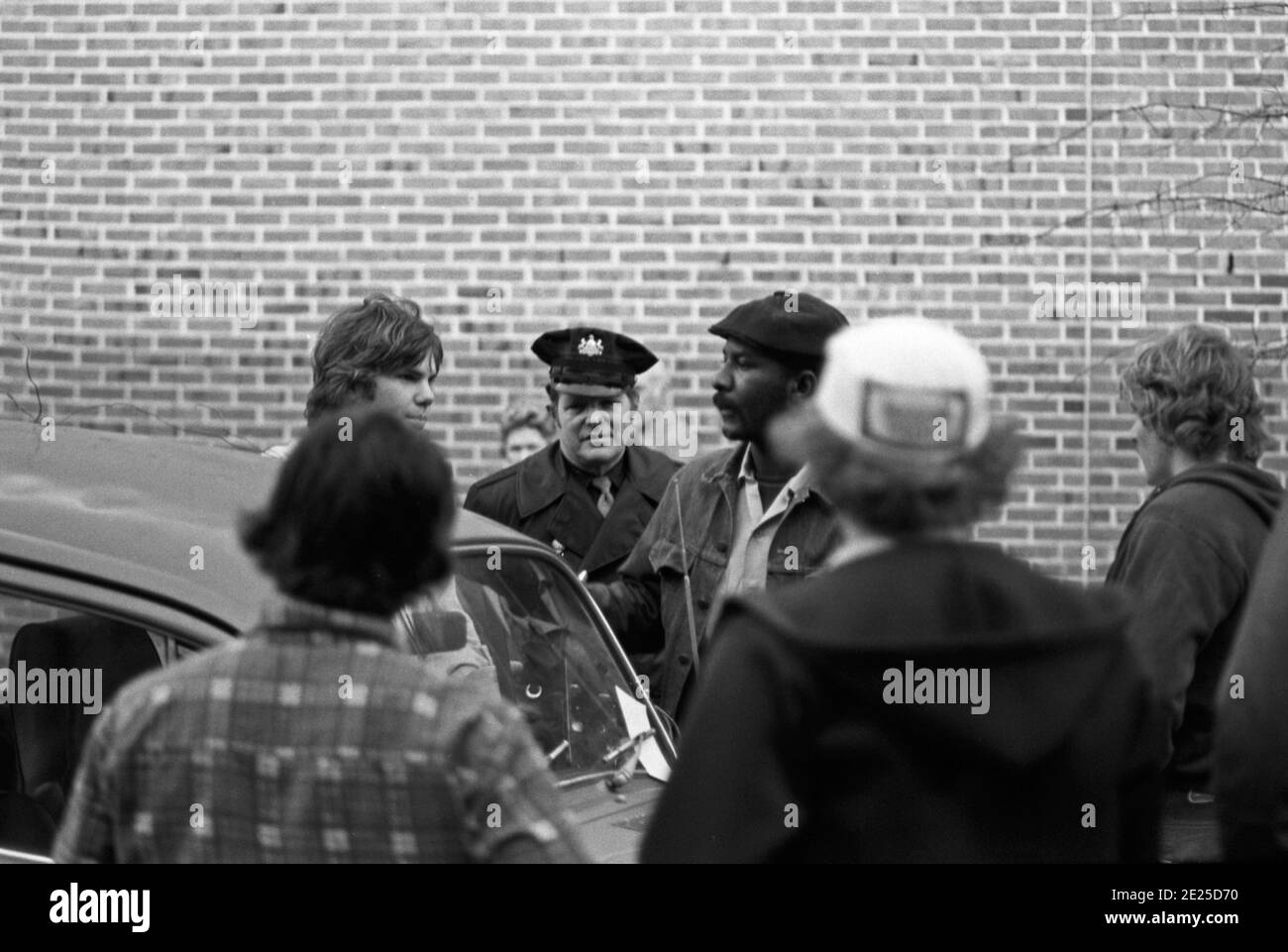 Ein Polizeibeamter und Zeugen eines Straßenunfalls. Philadelphia, USA, 1976 Stockfoto