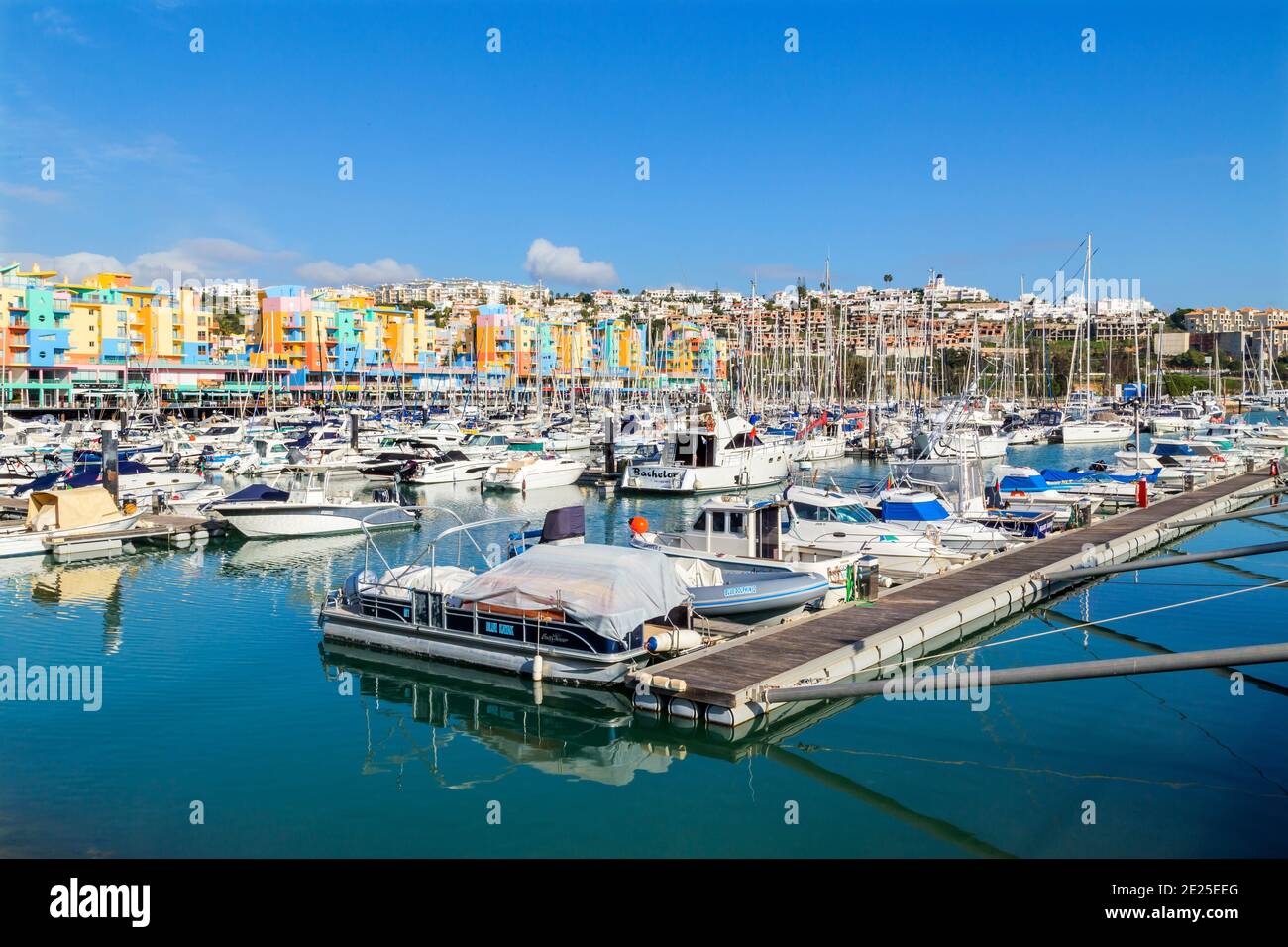 Albufeira, Portugal - 22. Dezember 2020: Blick auf den luxuriösen Yachthafen von Albufeira, wo touristische Boote geparkt sind Stockfoto