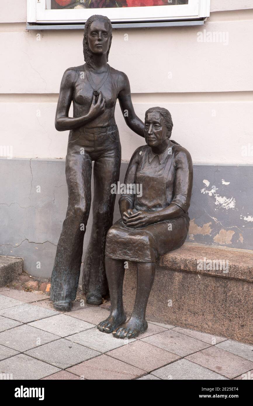 Skulptur Land Frauenstadt vor dem Kunstmuseum Tartu (Kunstimumuseum) am Rathausplatz in Tartu. Estland Stockfoto