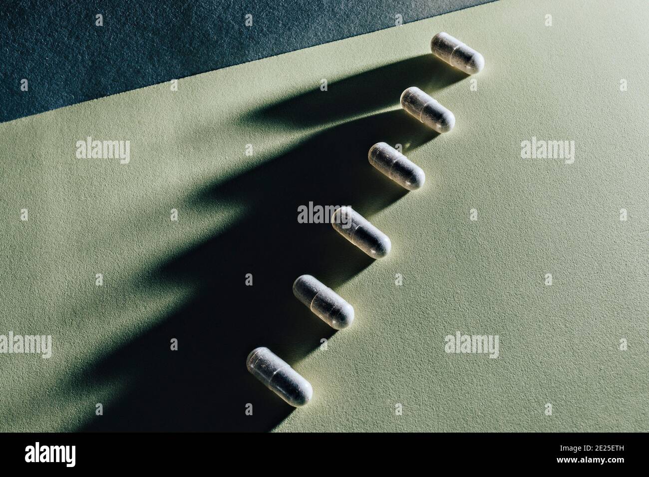 Slippery Ulme Kapseln isometrische Ansicht Foto. Nahrungsergänzungsmittel isometrische Projektion Konzept. Stockfoto