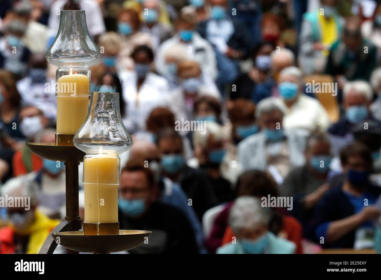 Katholische Kirche während covid-19 Epidemie. Feier der Messe. Heiligtum von La Benite Fontaine. Frankreich. Stockfoto