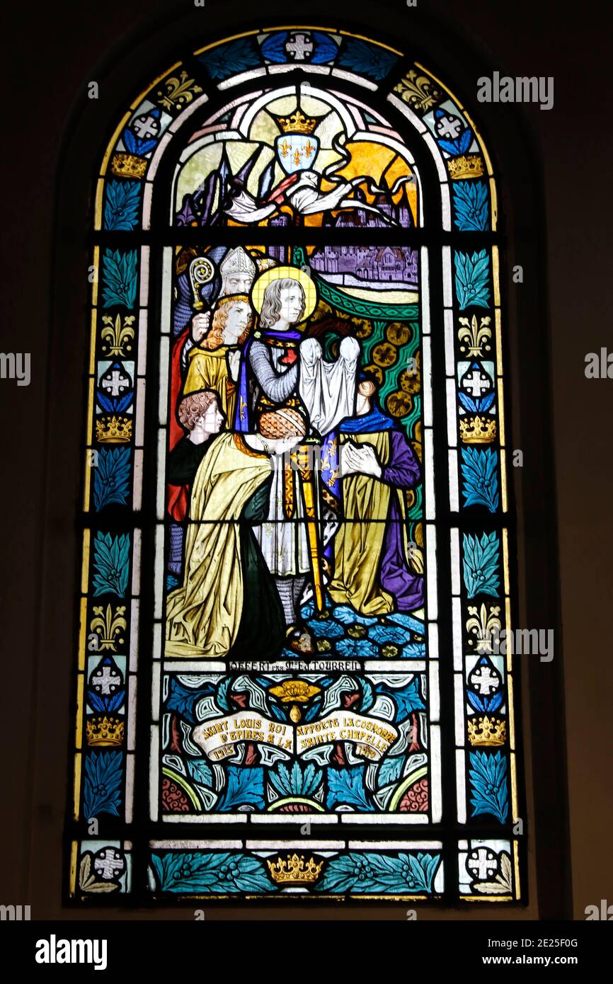 Kirche Saint Honore d'Eylau, Paris, Frankreich. Buntglas. Saint Louis trägt die Krone der Dornen zu der Sainte Chapelle. Stockfoto