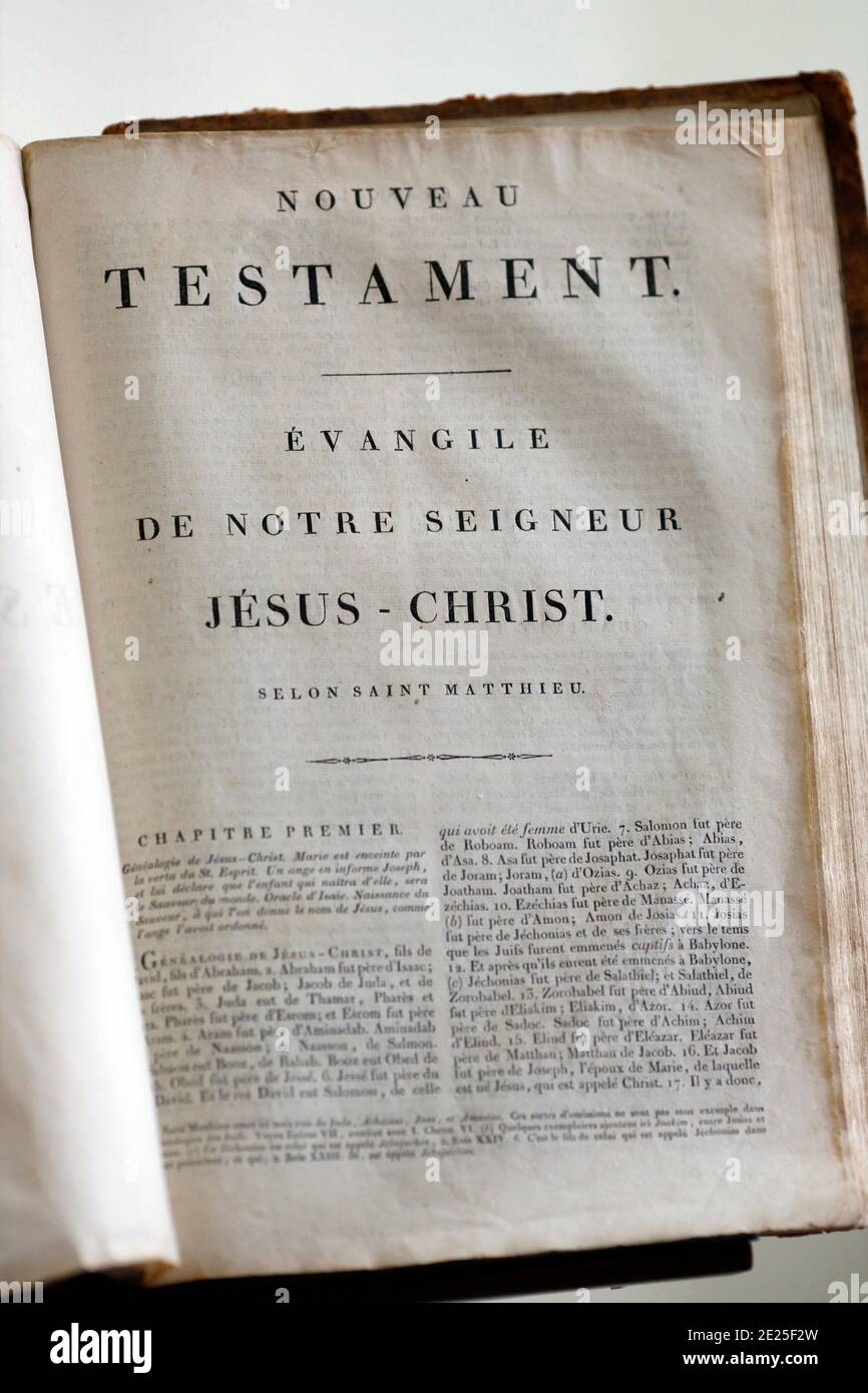 Evangelische Kirche. Öffnen Sie die alte bibel. Stockfoto