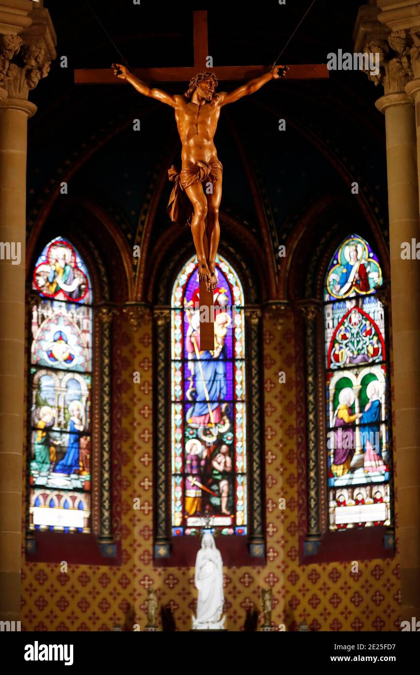 Basilika unserer Lieben Frau von Genf. Jesus auf der Kreuzskulptur und der Statue der Muttergottes von Genf. Stockfoto