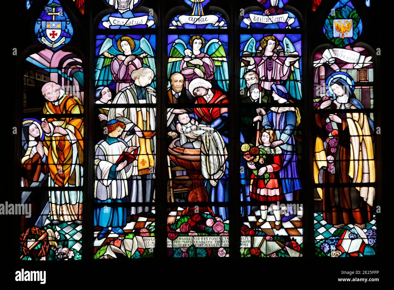Basilika Notre Dame, Alencon, Orne. Glasmalerei, die die Taufe der Heiligen Therese darstellt, befindet sich in der Kapelle, in der Therese getauft wurde. Stockfoto