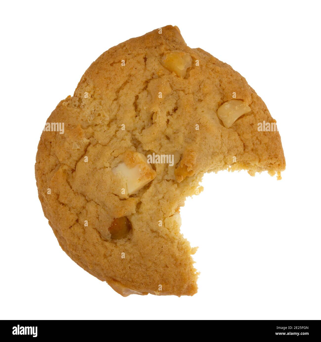 Draufsicht auf eine weiße Schokolade und Macadamianuss Gourmet-Cookie mit einem Bissen fehlt isoliert auf einem weißen Hintergrund. Stockfoto