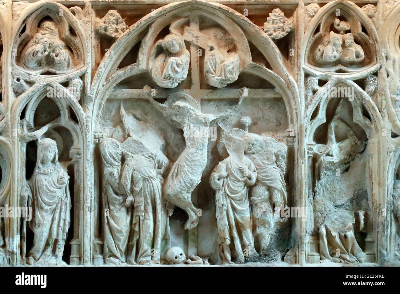 Zisterzienserabtei von Fontenay. Kreuzigung Christi. Skulptur. Frankreich. Stockfoto