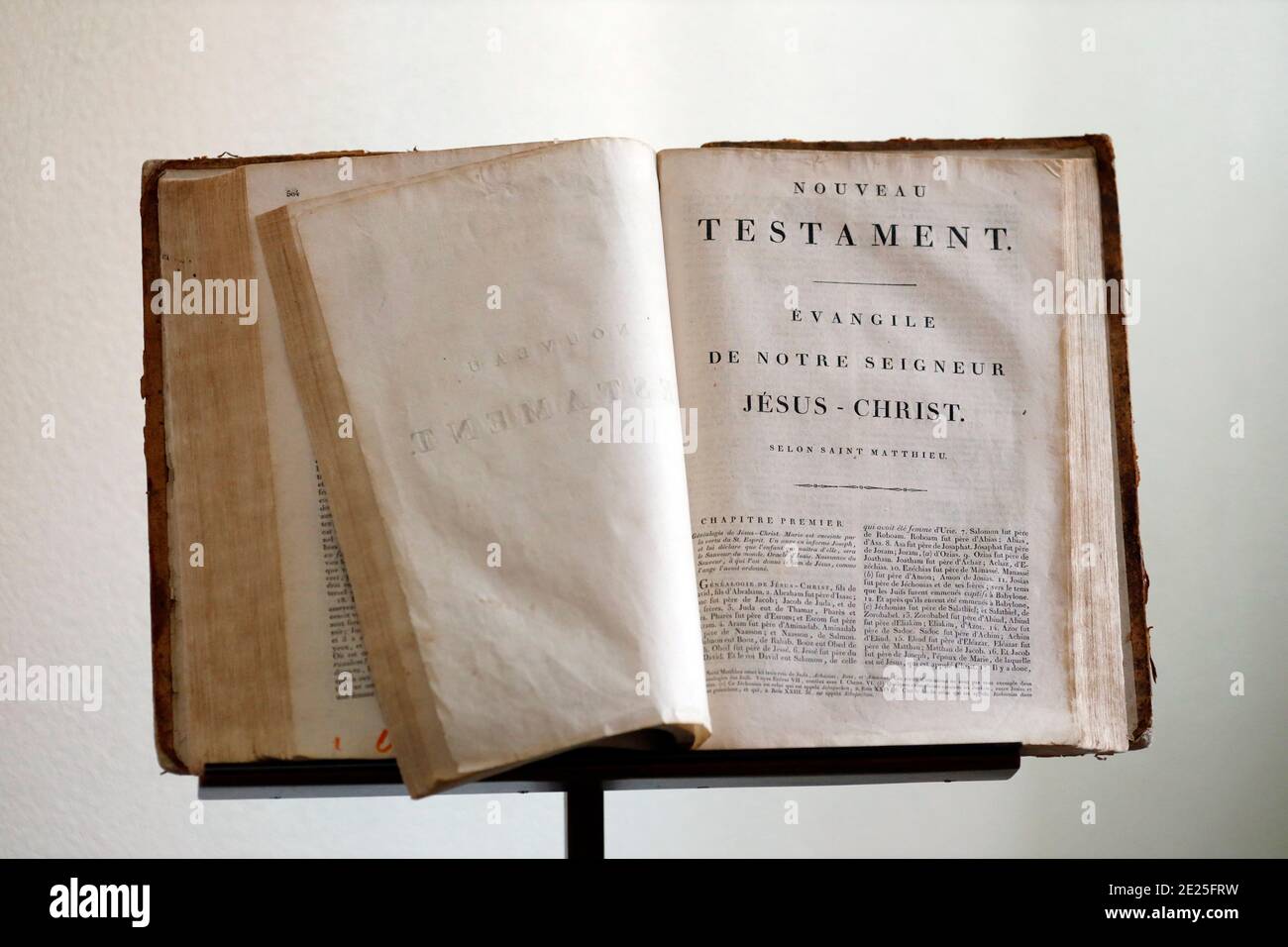 Evangelische Kirche. Öffnen Sie die alte bibel. Stockfoto