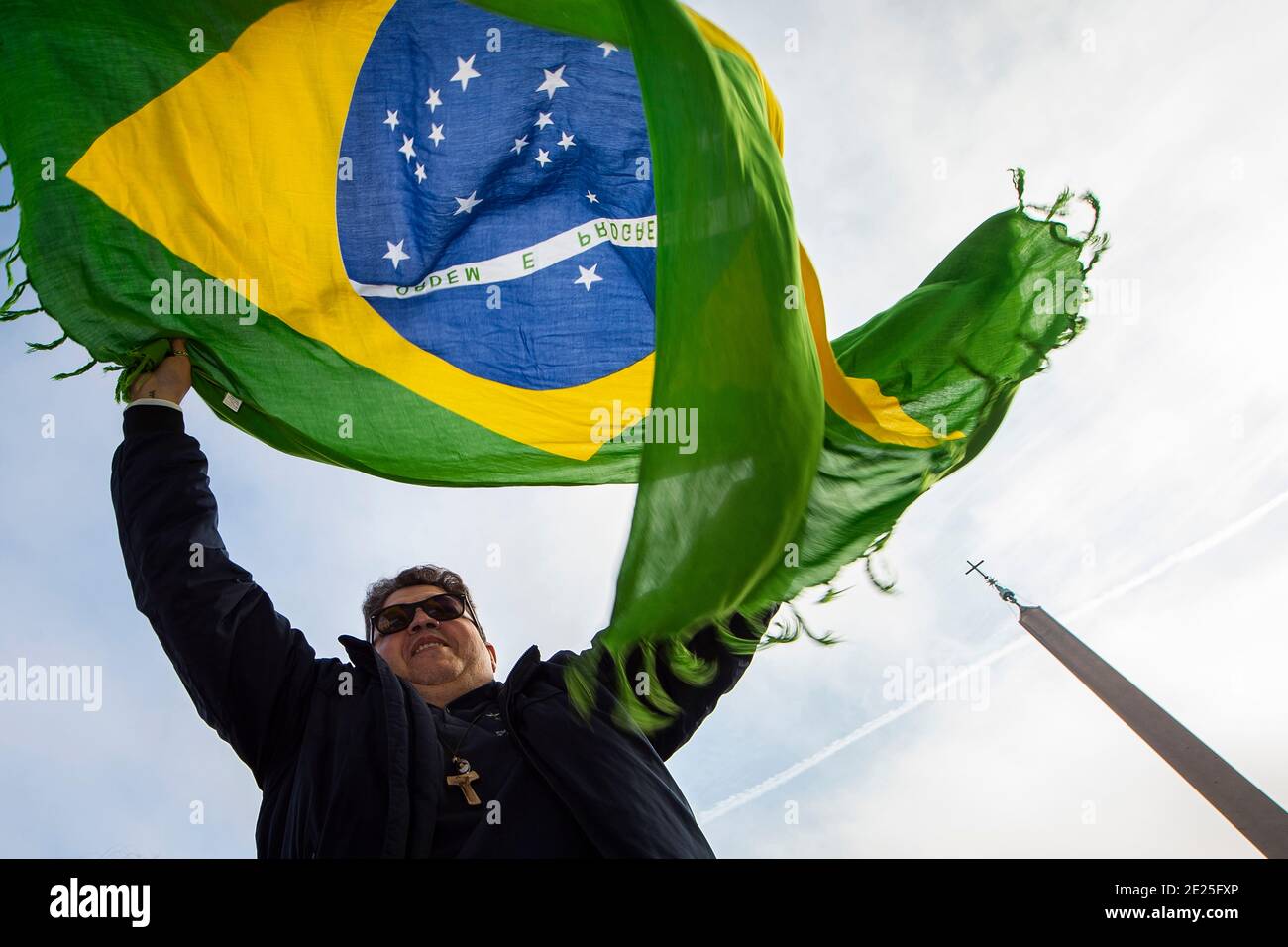 Brasilianische Gläubige halten die bazilianische Flagge während einer heiligen Messe Heiligsprechung. Stockfoto