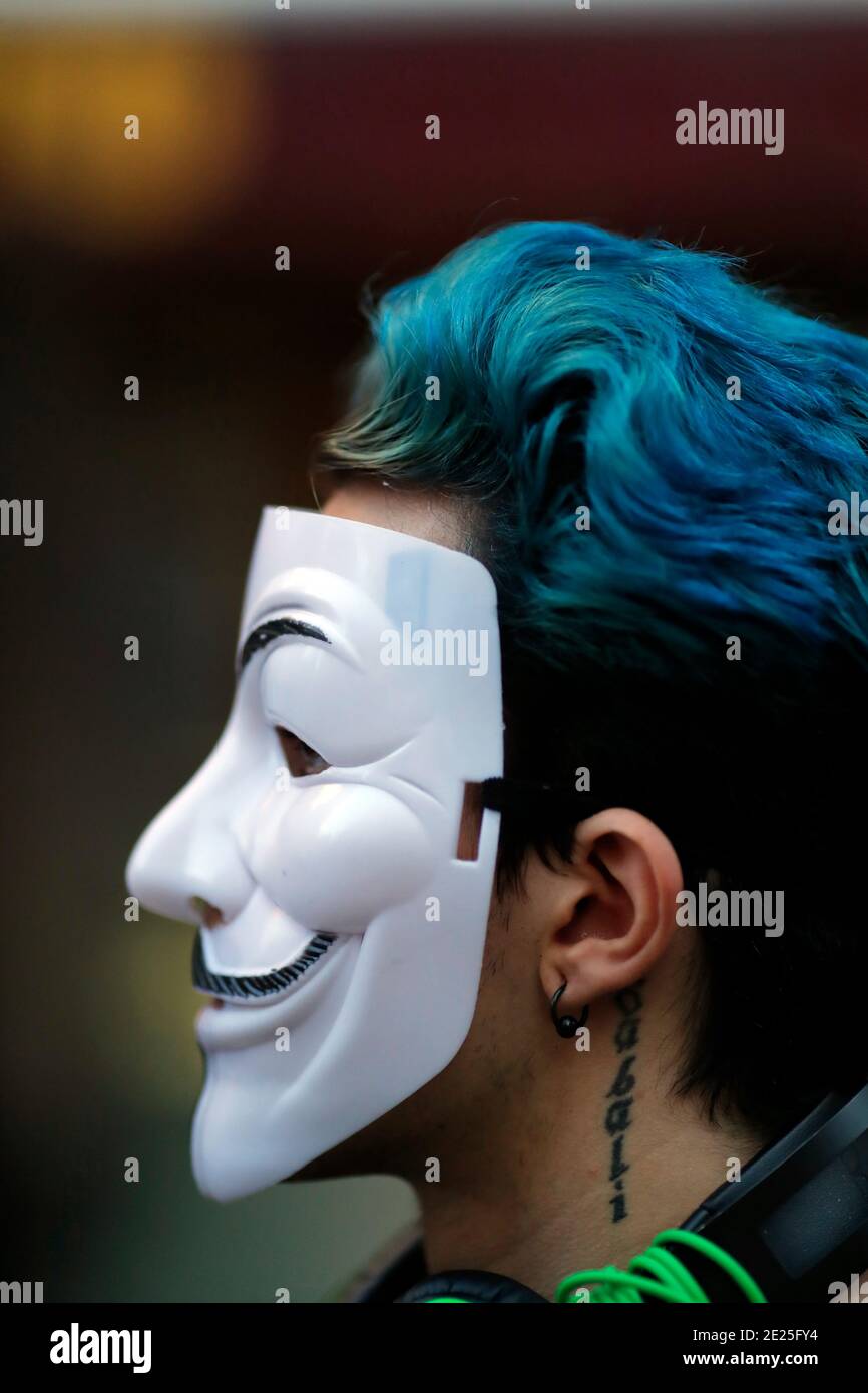 Mann trägt anonyme Maske. Stockfoto