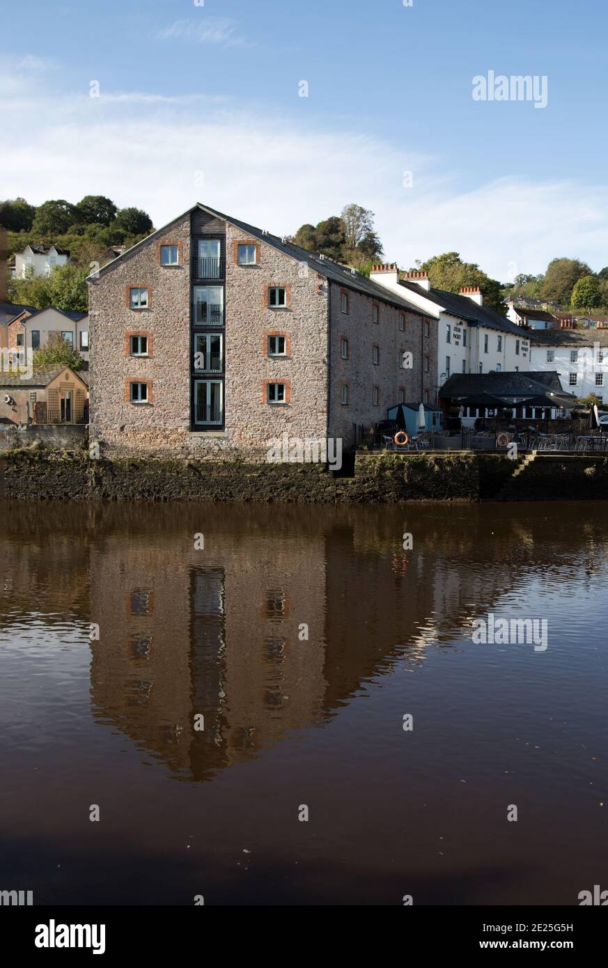 Steam Packet Inn spiegelt sich im River Dart Stockfoto