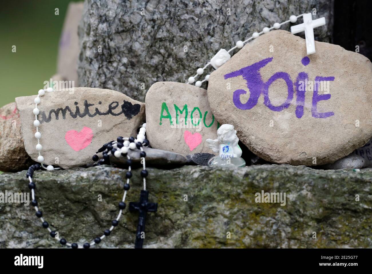 Gebetsperlen, Engel und Steine auf dem Altar. Heiligtum von La Benite Fontaine. Frankreich. Stockfoto