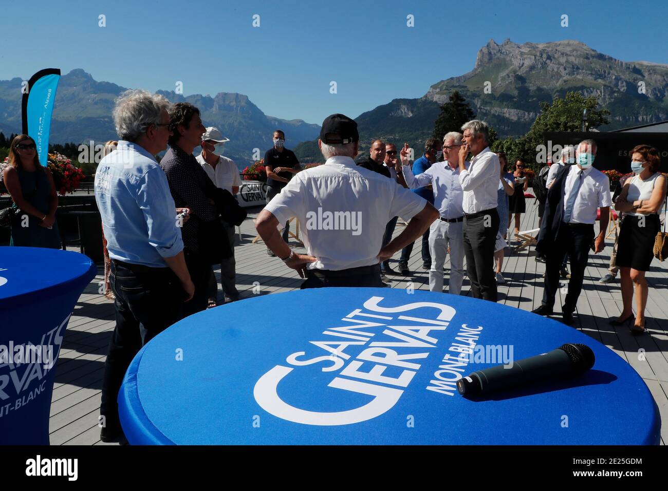 Jean-Marc Peillex et Laurent Wauqiez Prsident du conseil rgional d'Auvergne-Rh™ne-Alpes. Projet d'ascenseur vallen ˆ Saint-Gervais Frankreich. Stockfoto