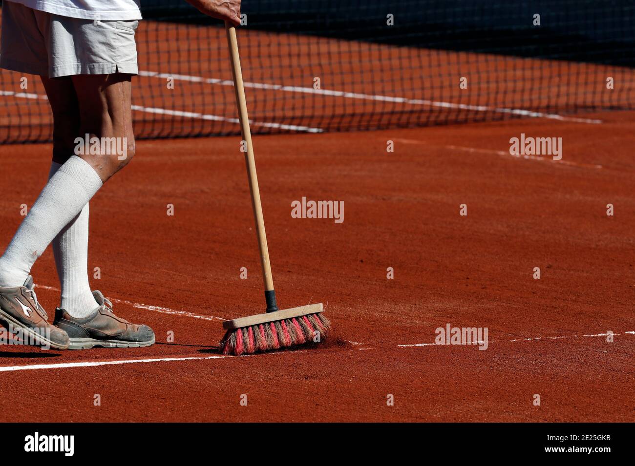 Wartung eines Tennisplatzes. Frankreich. Stockfoto