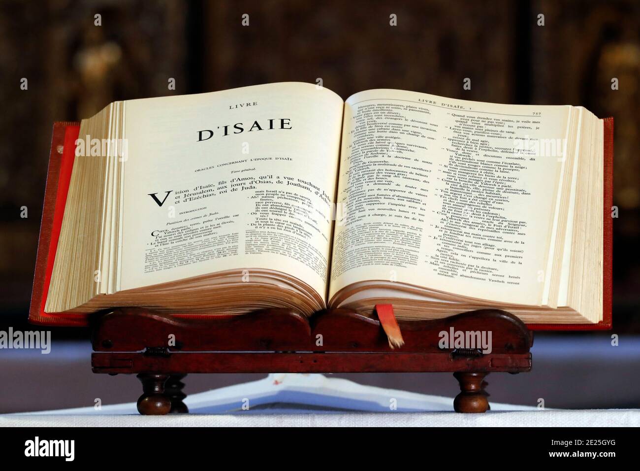 Die bibel öffnen. Altes Testament. Jesaja. Frankreich. Frankreich. Stockfoto