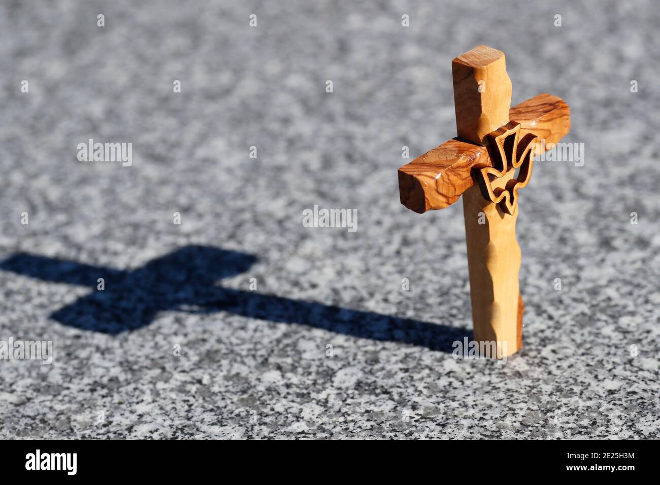 Friedhof. Christliches Kreuz auf Grab. Frankreich. Stockfoto