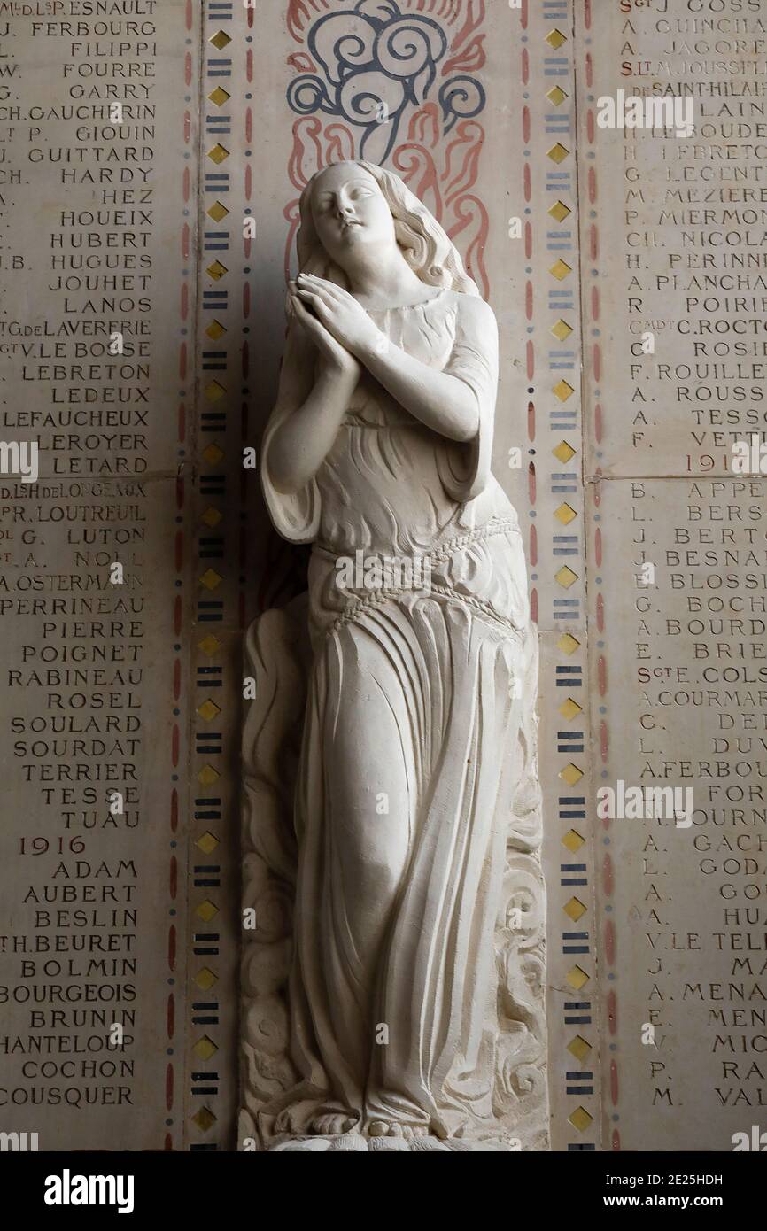 Basilika Notre Dame, Alencon, Orne. Denkmal für den 1. Weltkrieg. Stockfoto