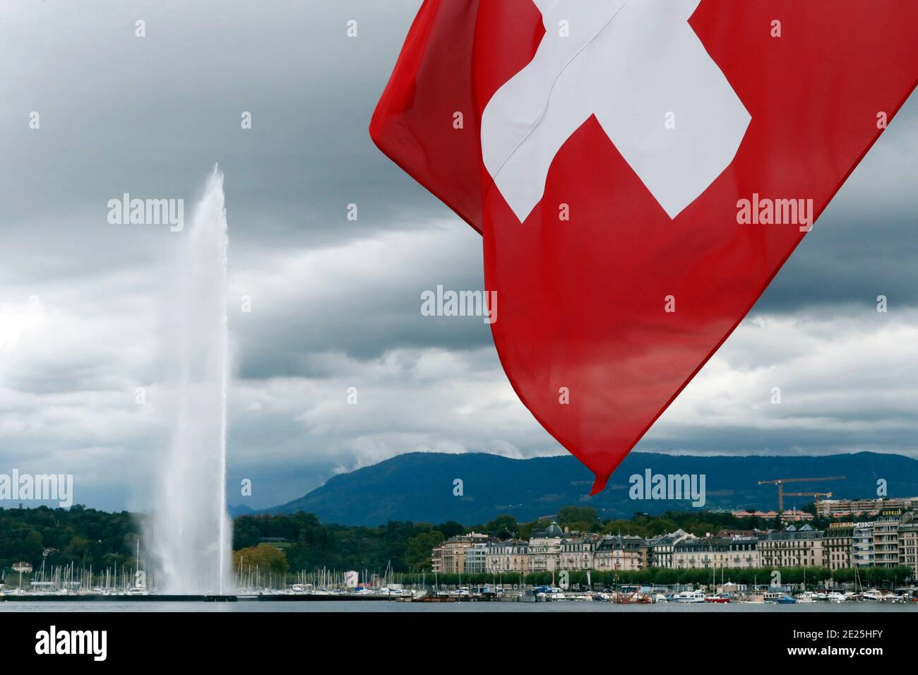 Schweizer Flagge und Jet d'Eau, der höchste Brunnen der Welt, am Genfersee (Lake Leman). Stockfoto