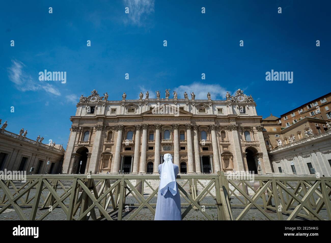 Eine Nonne nimmt am Angelusgebet von Papst Franziskus auf dem Petersplatz im Vatikan Teil. Stockfoto