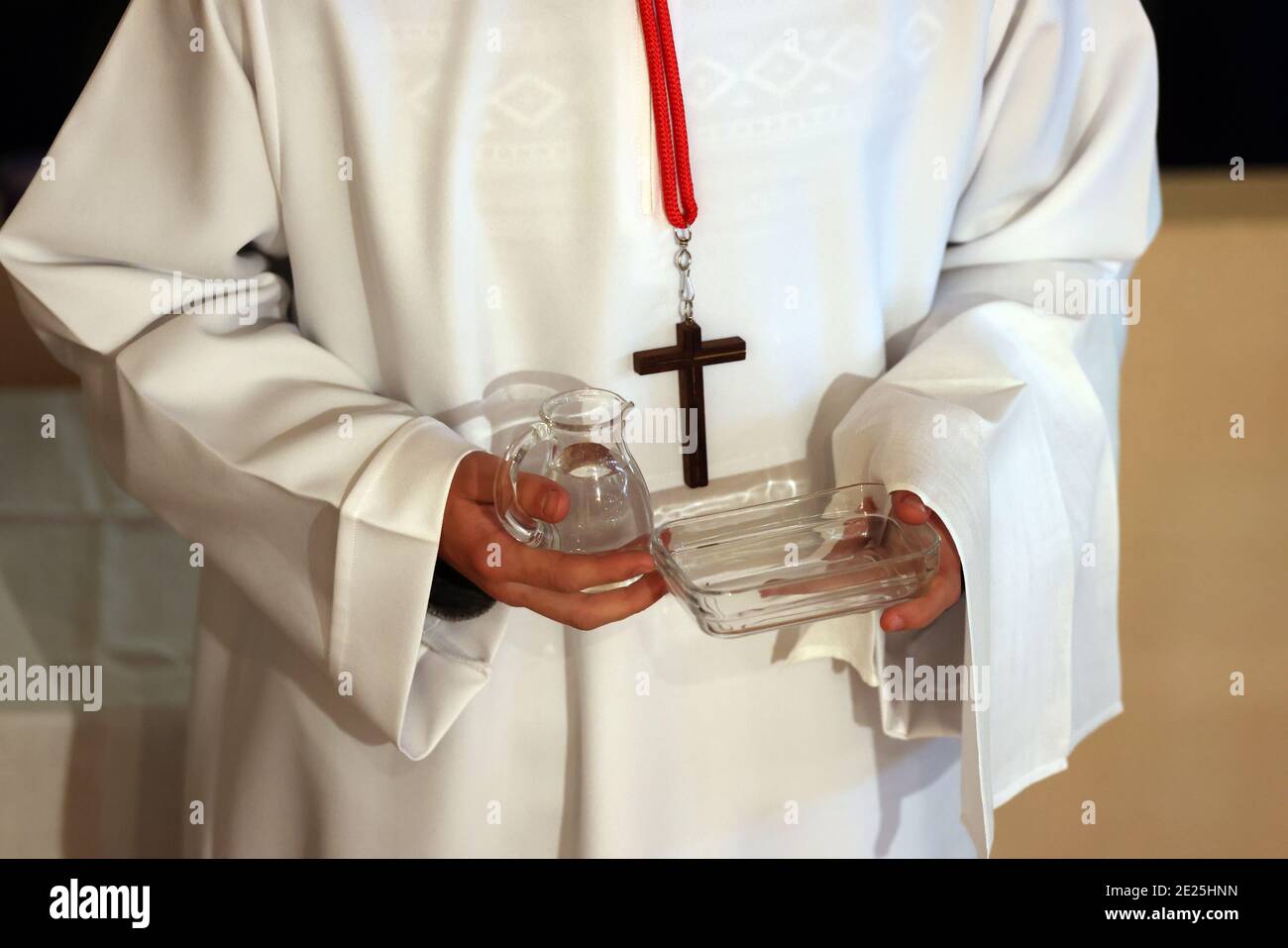 Katholische Kirche während covid-19 Epidemie. Sonntagsmesse. Altarjunge bei der eucharistiefeier. Heiligtum von La Benite Fontaine. Frankreich. Stockfoto
