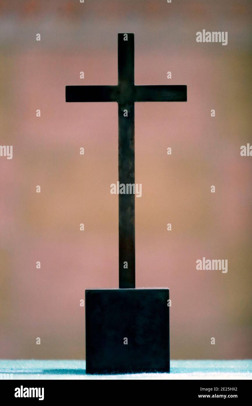 Romainmotier Abbey Church. Christliches Kreuz auf Altar. Schweiz. Stockfoto