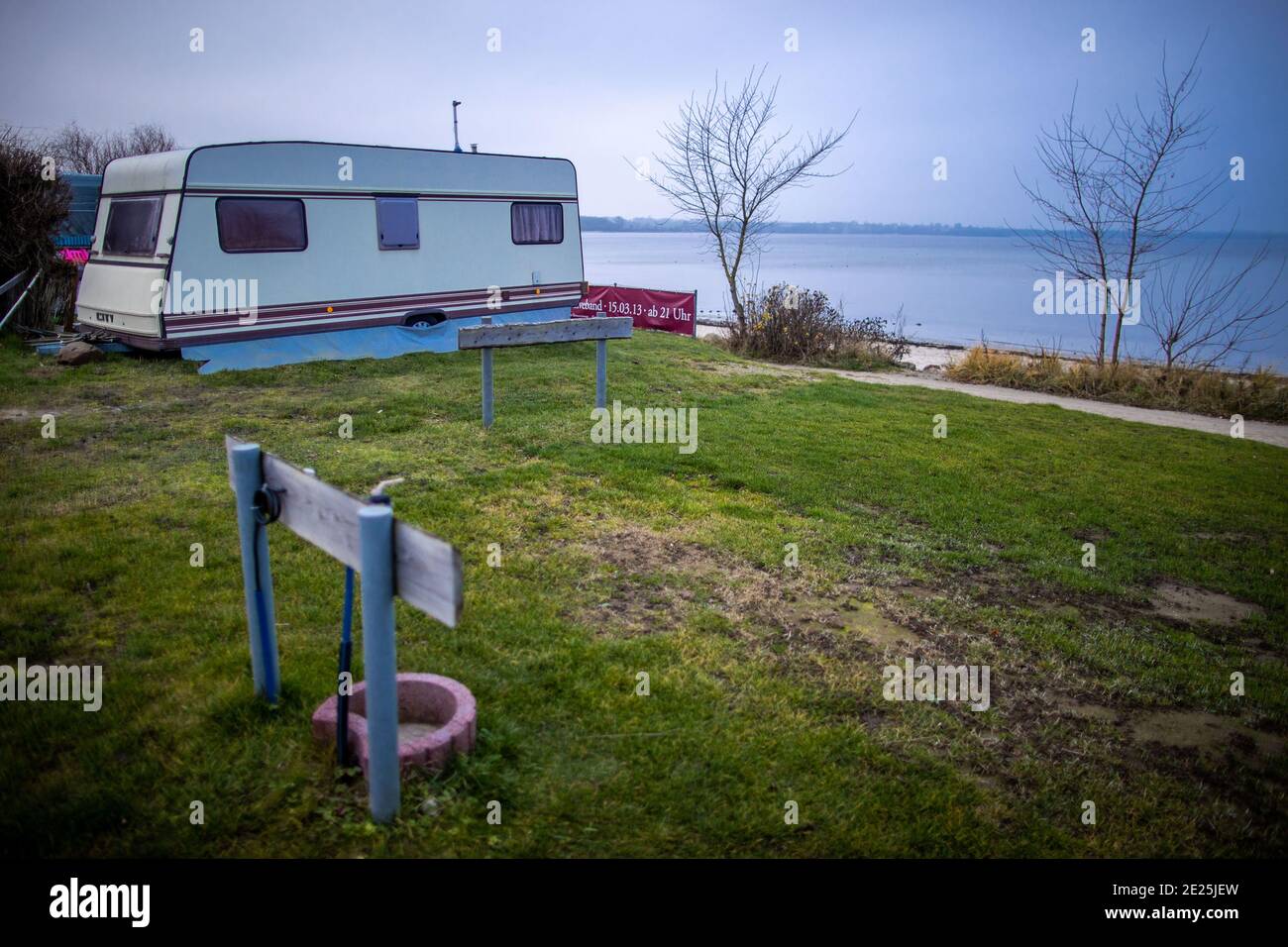 Wohlenberg, Deutschland. Dezember 2020. Der geschlossene Campingplatz  'Liebeslaube' am Wohlenberger Wieck an der Ostseekste. Quelle: Jens  Bttner/dpa-Zentralbild/ZB/dpa/Alamy Live News Stockfotografie - Alamy