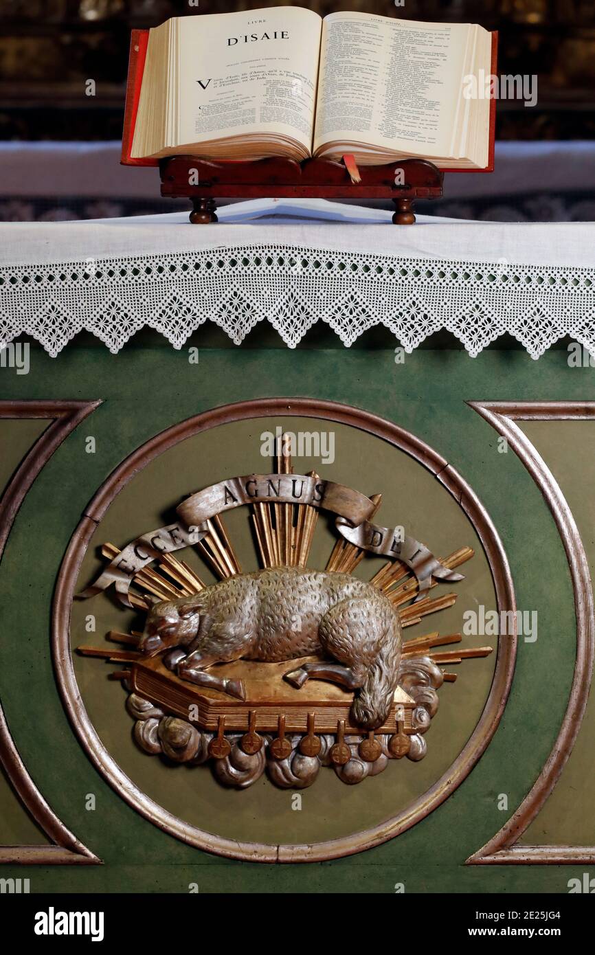 Kirche Notre Dame de l’Assomption de Cordon. Die bibel öffnen. Altes Testament. Jesaja. Frankreich. Frankreich. Stockfoto