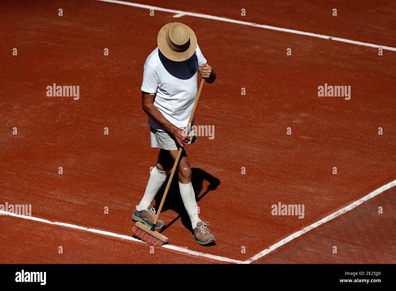 Wartung eines Tennisplatzes. Frankreich. Stockfoto