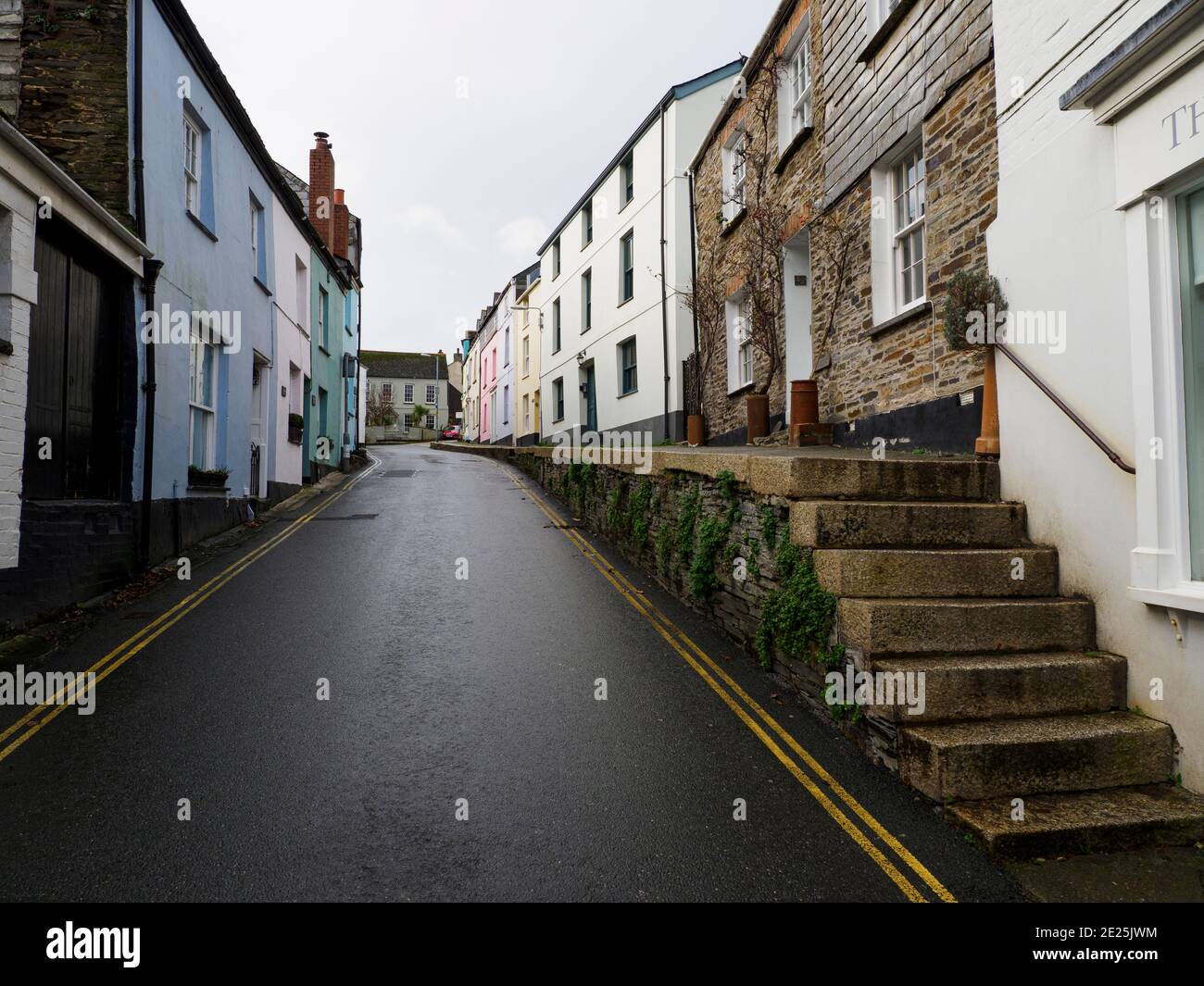 Schmale Straße mit Reihenhäusern, Padstow, Cornwall, Großbritannien Stockfoto