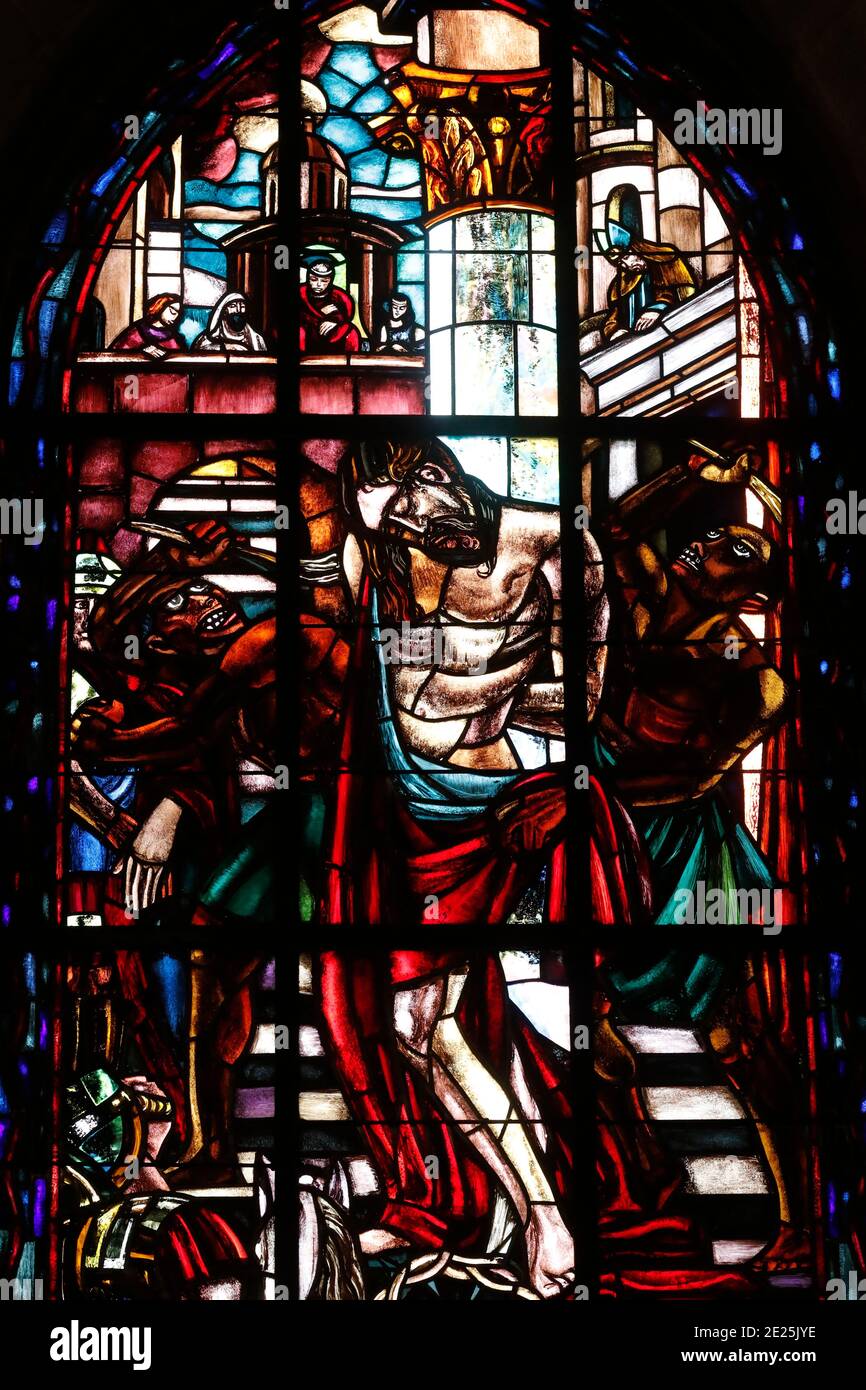 Kathedrale Notre Dame von Lausanne. Buntglasfenster. Die Flagellation Christi. Schweiz. Stockfoto