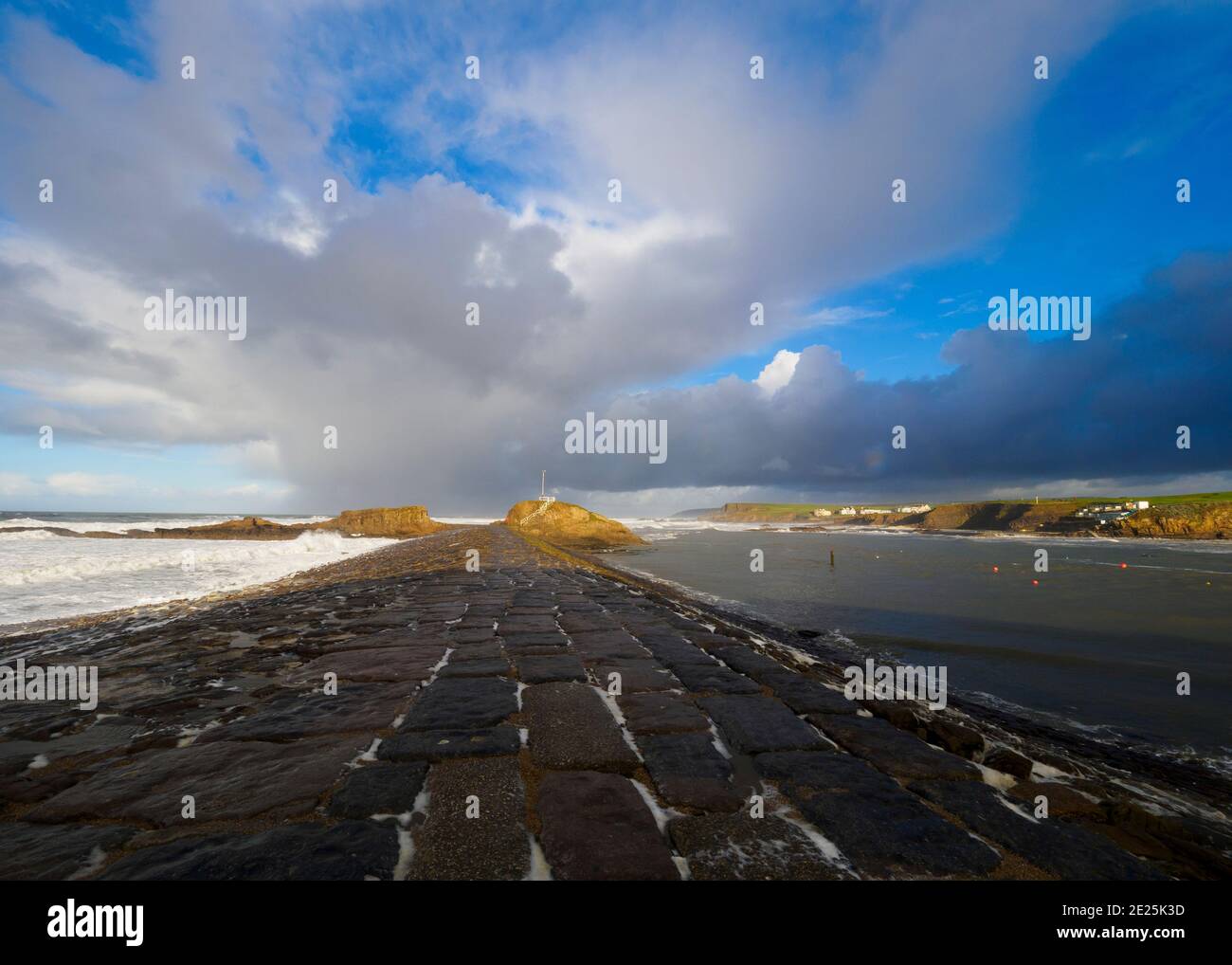 Bude Breakwater, eine Meeresmauer, die den Hafen schützt, Cornwall, Großbritannien Stockfoto