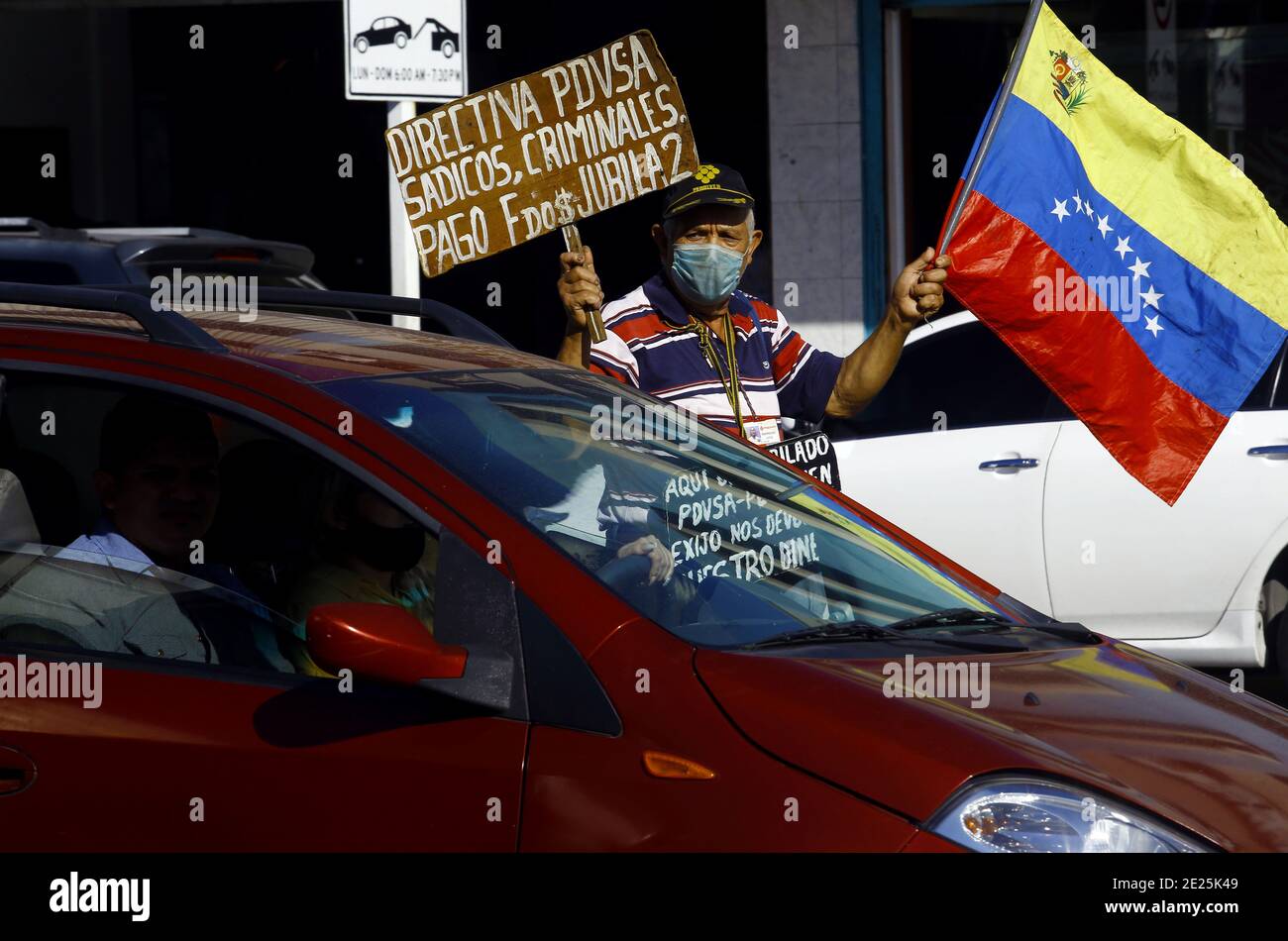 12. Januar 2021, Valencia, Carabobo, Venezuela: 12. Januar 2021. PDVSA-Rentner protestieren allein und behaupten, ihr Pensionsfonds sei ihnen von der Regierung für 10 Milliarden Dollar geschuldet. Trotz der Pandemie des Covid hielten die ehemaligen Arbeiter der staatlichen Ölgesellschaft in den älteren Menschen den symbolischen Protest in der Nachfrage nach ihren Arbeitsleistungen ab. In der Stadt Valencia, Bundesstaat Carabobo. Foto: Juan Carlos Hernandez. (Bild: © Juan Carlos Hernandez/ZUMA Wire) Stockfoto