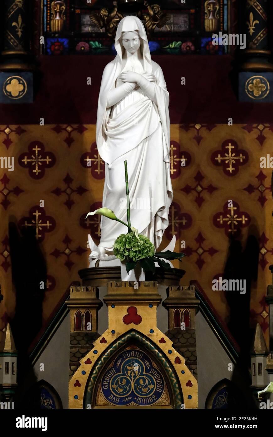 Basilika unserer Lieben Frau von Genf. Die Statue der Muttergottes von Genf, die von Papst Pius IX. Stockfoto