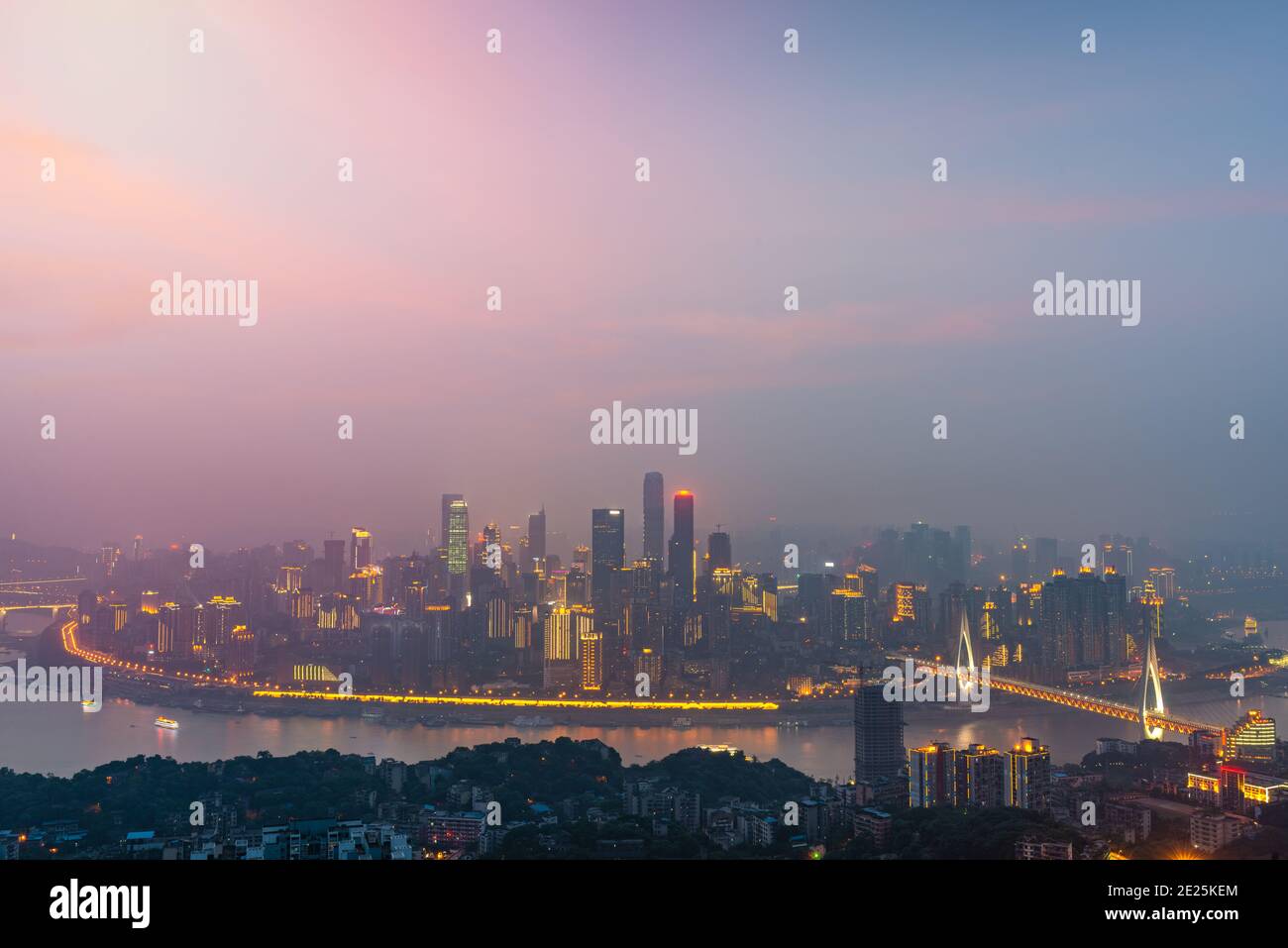 Chongqing, China Downtown Skyline über dem Yangtse Fluss bei Sonnenuntergang. Stockfoto