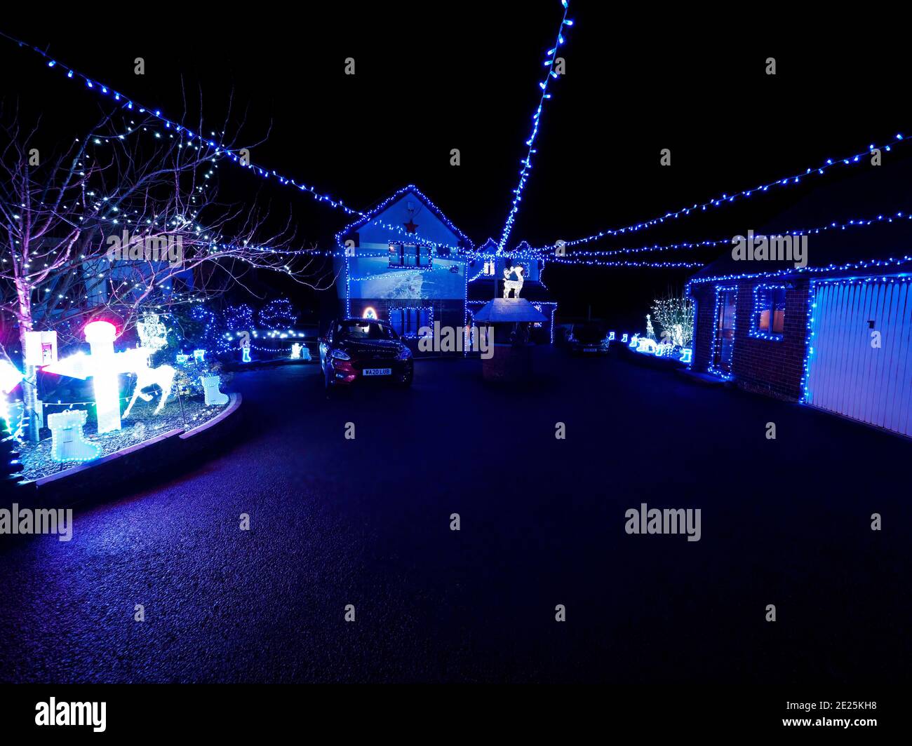 Haus dekoriert mit Lichtern für Weihnachten, Devon, Großbritannien Stockfoto
