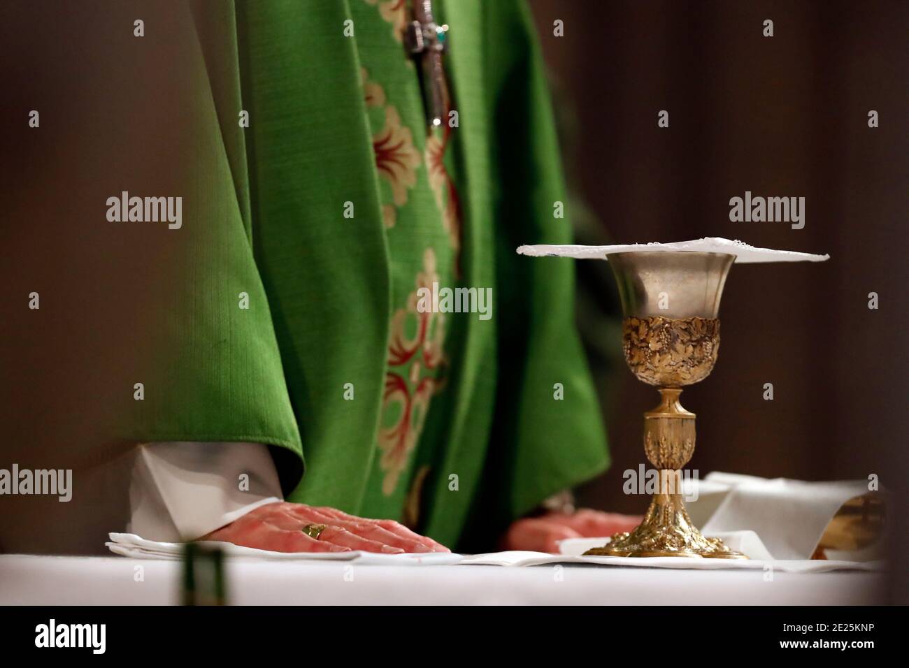 Basilika unserer Lieben Frau von Genf. Eucharistiefeier. Katholische Messe. Stockfoto