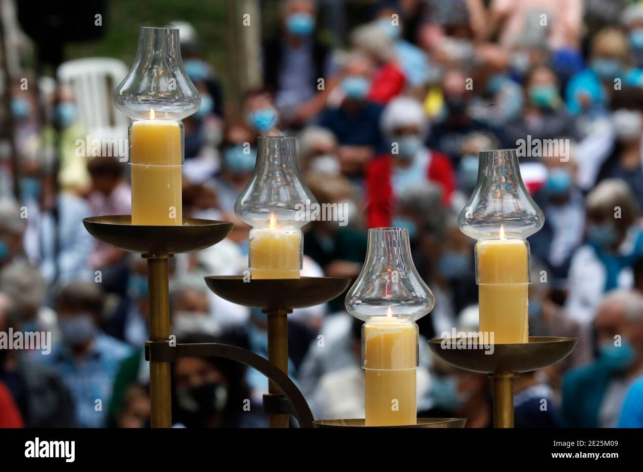 Katholische Kirche während covid-19 Epidemie. Feier der Messe. Heiligtum von La Benite Fontaine. Frankreich. Stockfoto