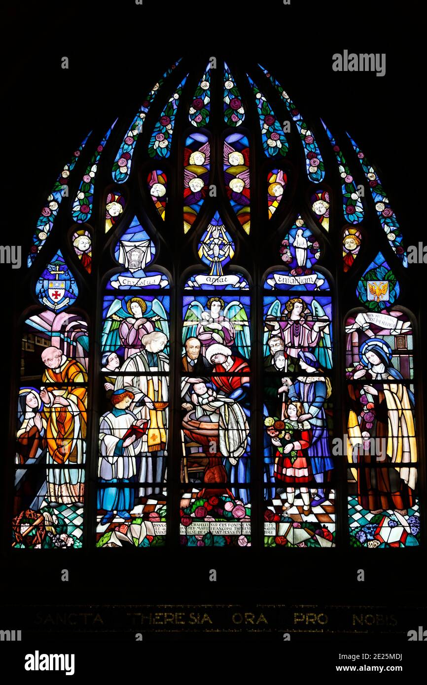 Basilika Notre Dame, Alencon, Orne. Glasmalerei, die die Taufe der Heiligen Therese darstellt, befindet sich in der Kapelle, in der Therese getauft wurde. Stockfoto