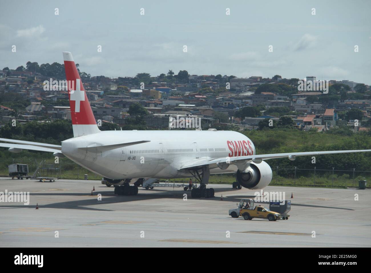 Sao Paulo, Brasilien. Januar 2021. SAO PAULO (SP), 12/01/2021 - MOVIMENTACAO AEROPORTO DE GUARULHOS - Trabalhadores do aeroporto estao muito ocupados na pista do aeroporto internacional de Sao Paulo em Guarulhos, mesmo com o aumento de casos de Coronavirus no Brasil atingindo Mais de 8, 13 milhoes, com 204.000 mortes ate hoje. Todo passageiro tem que passar pelo Hoste RT-PCR que e fornecido no aeroporto. Quelle: Niyi Fote/TheNEWS2/ZUMA Wire/Alamy Live News Stockfoto