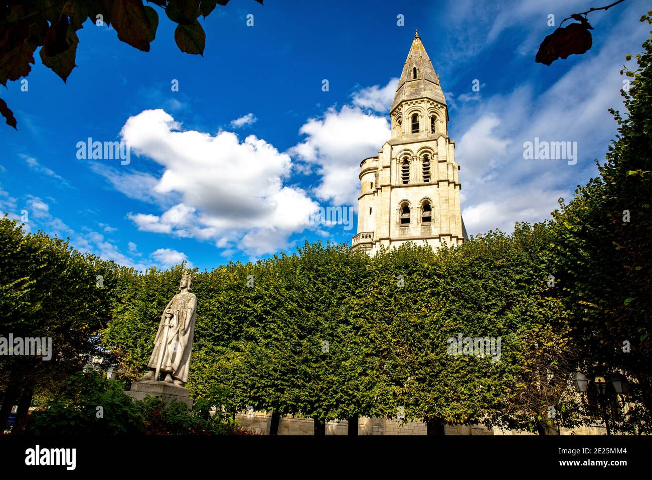 Statue des Heiligen Louis vor der Stiftskirche Notre Dame, Poissy, Frankreich Stockfoto