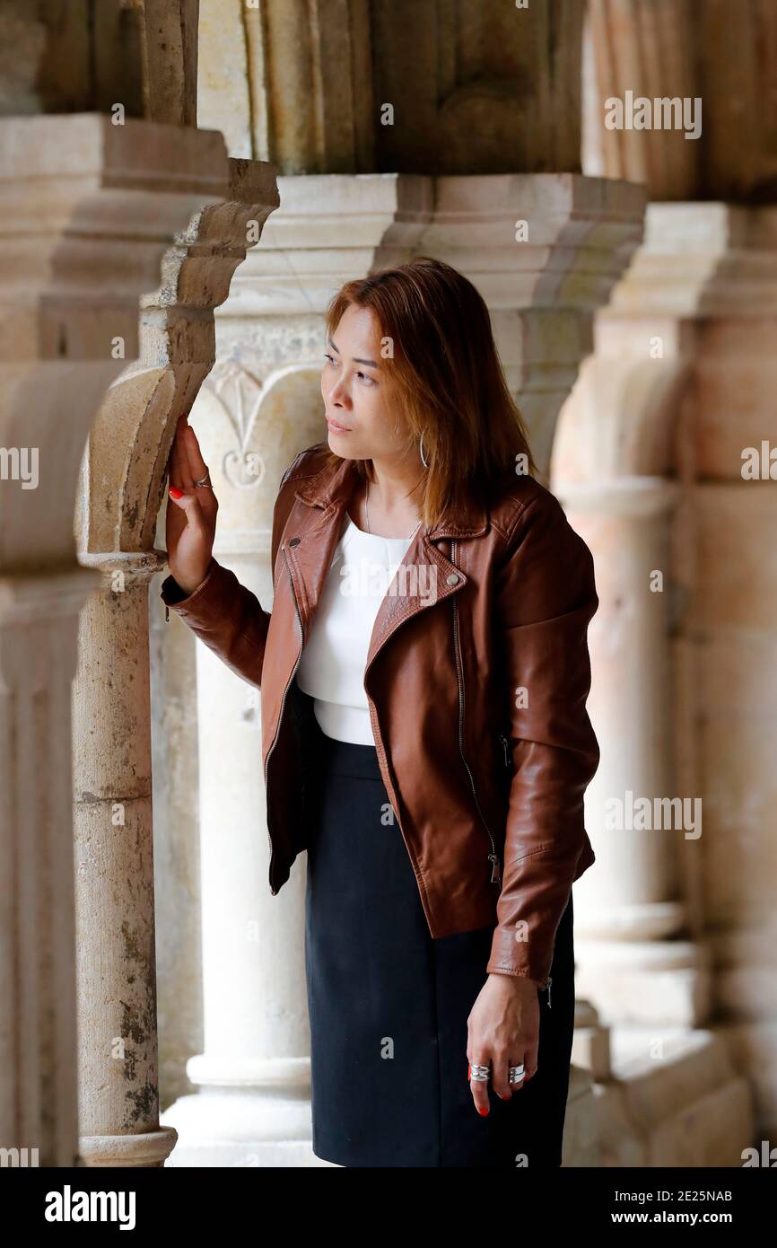 Zisterzienserabtei von Fontenay. Frau im Kreuzgang. Frankreich. Stockfoto