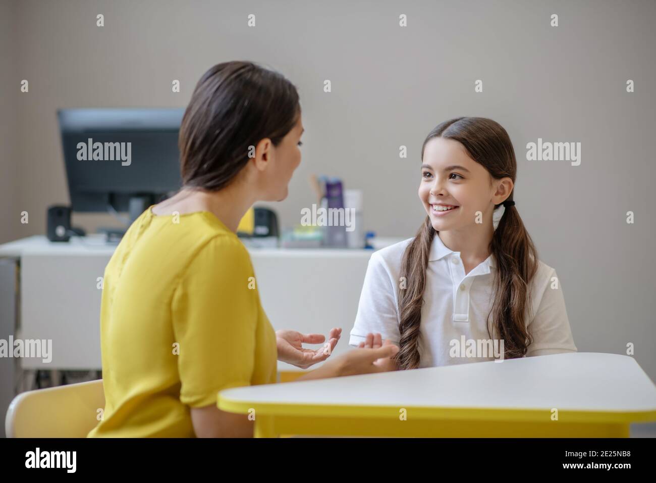 Kinderpsychologe, der eine Einzelstunde mit Mädchen führt. Stockfoto