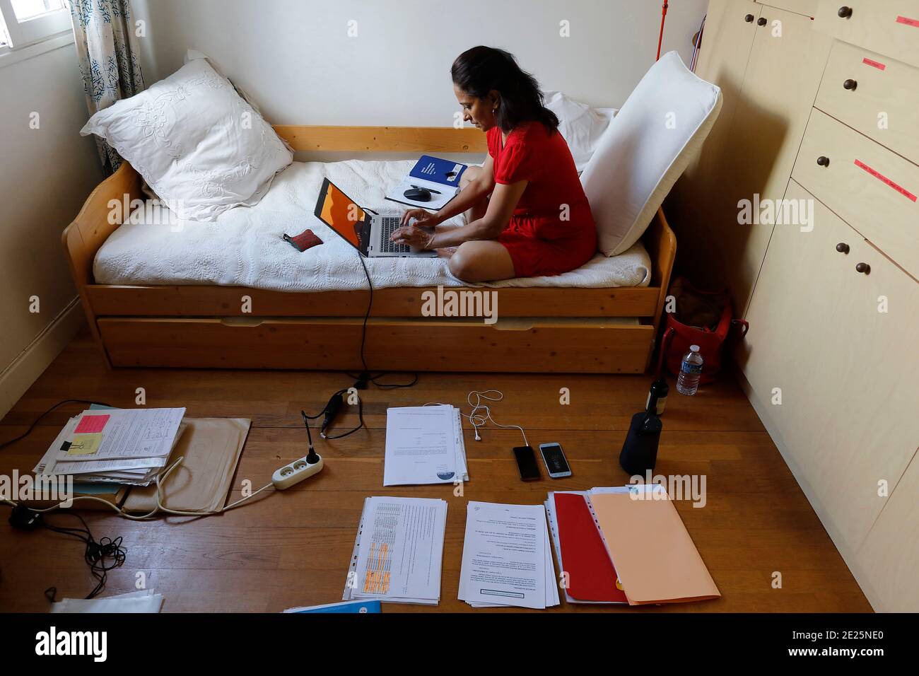 Frau, die von zu Hause aus in Montrouge, Frankreich, arbeitet Stockfoto