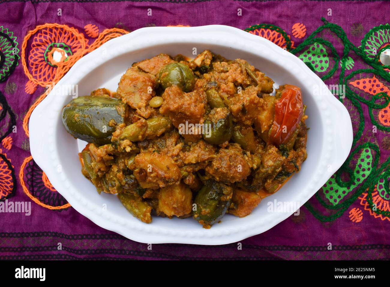 Draufsicht auf Undhiyu ein Gujarati traditionelle Wintersaison Festival Indische Küche sehr beliebt im Winter, viele Gemüse verwendet, um dieses Gericht zu machen. Stockfoto