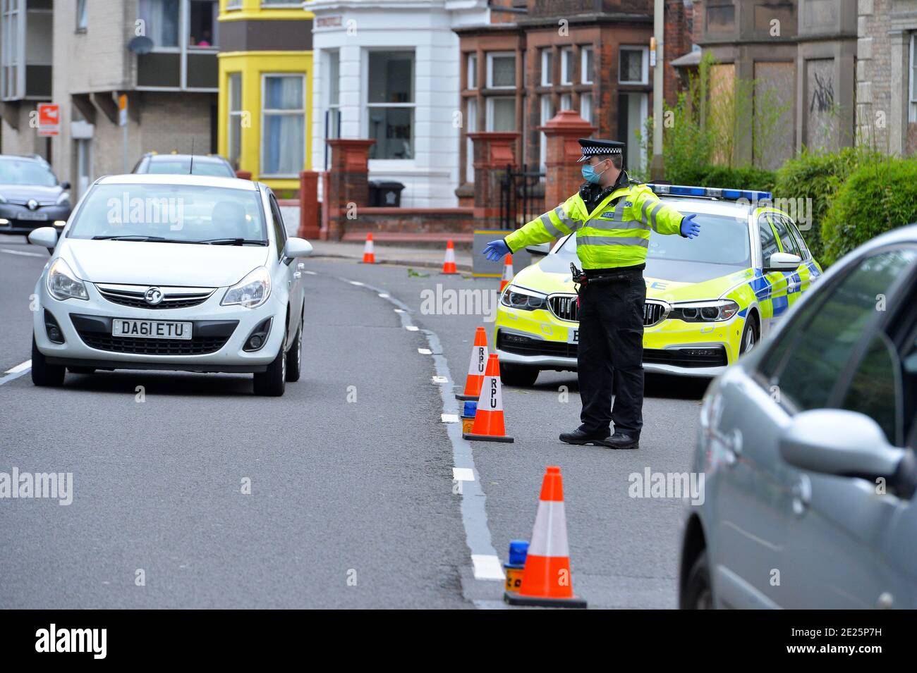 Die Polizei führt Straßenstoppkontrollen in Leicester während der lokalen Coronavirus-Sperre durch. Stockfoto