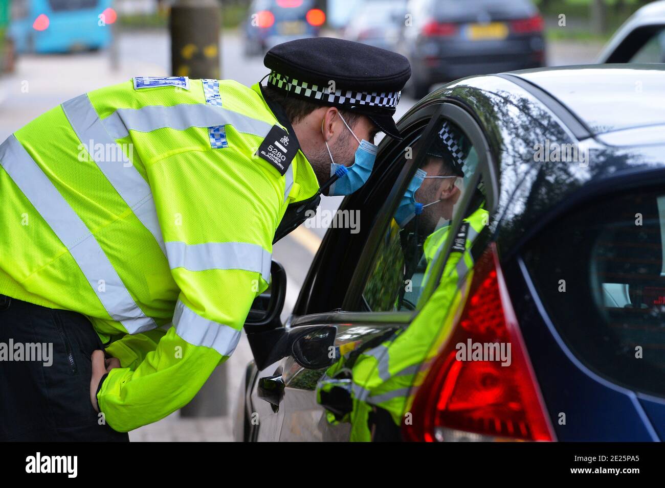 Die Polizei führt Straßenstoppkontrollen in Leicester während der lokalen Coronavirus-Sperre durch. Stockfoto