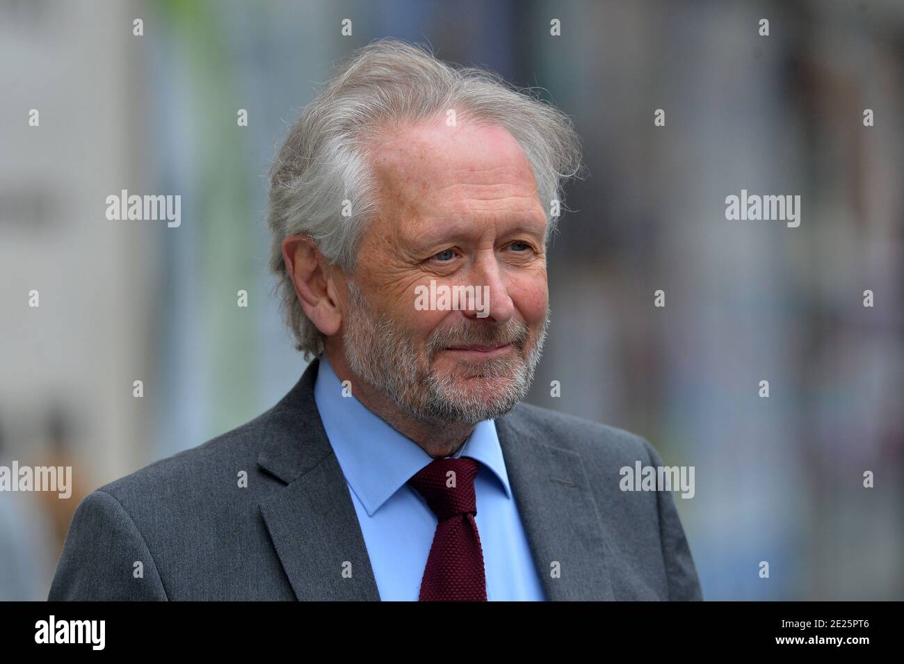 Der Bürgermeister von Leicester, Sir Peter Soulsby, spricht mit den Medien im Stadtzentrum von Leicester, während die Spekulationen über eine lokale Sperre in Leicester wachsen Stockfoto